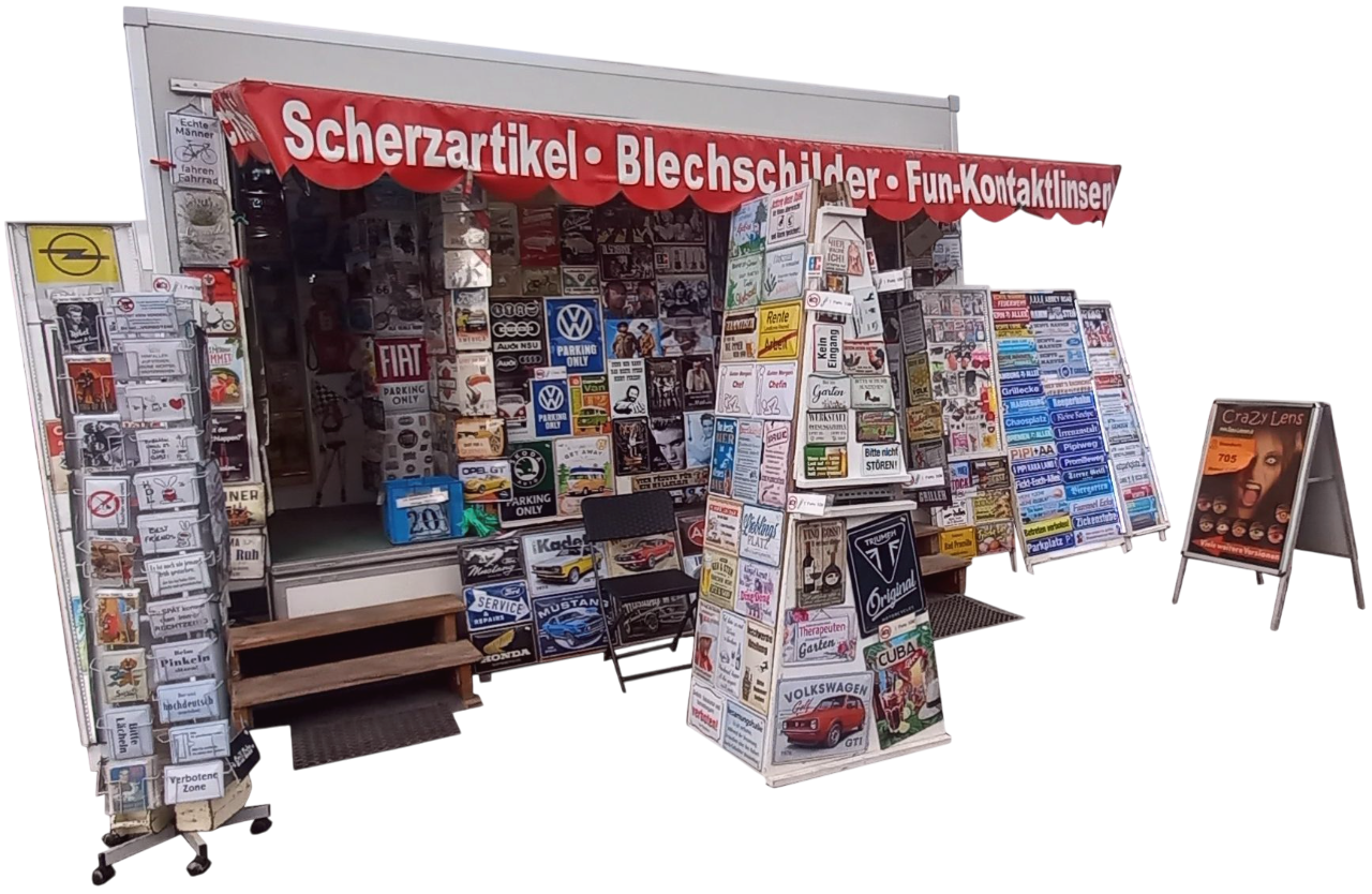 Verkaufsstand mit rotem Dachvorsprung, auf dem in Weiß „Scherzartikel • Blechschild • Fun-Kontaktlinsen“ steht. Vor dem Stand sind viele bunte Blechschilder und witzige Spruchtafeln dicht nebeneinander aufgestellt — z. B. Verkehrs- oder Retro-Motivschilder, Wortwitze, Markenlogos und Spruchtafeln. Der Stand ist ein kleiner mobiler Marktstand mit vielen Angeboten rund ums Schilder- und Scherzartikel-Sortiment.